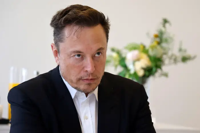 propriétaire Elon Musk, dirige géant médias sociaux depuis iPhone